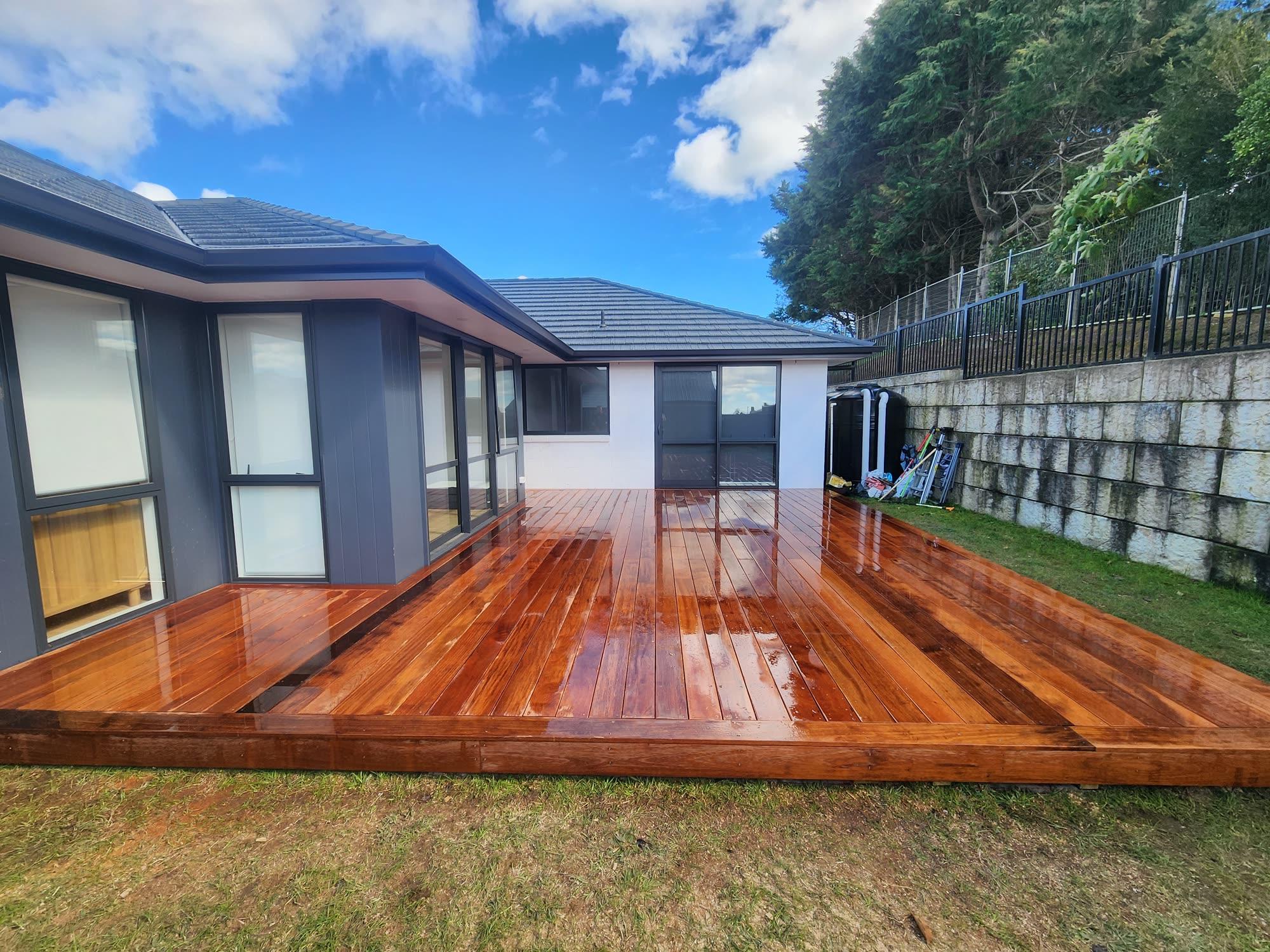 Hardwood deck courtyard: decking photo 02