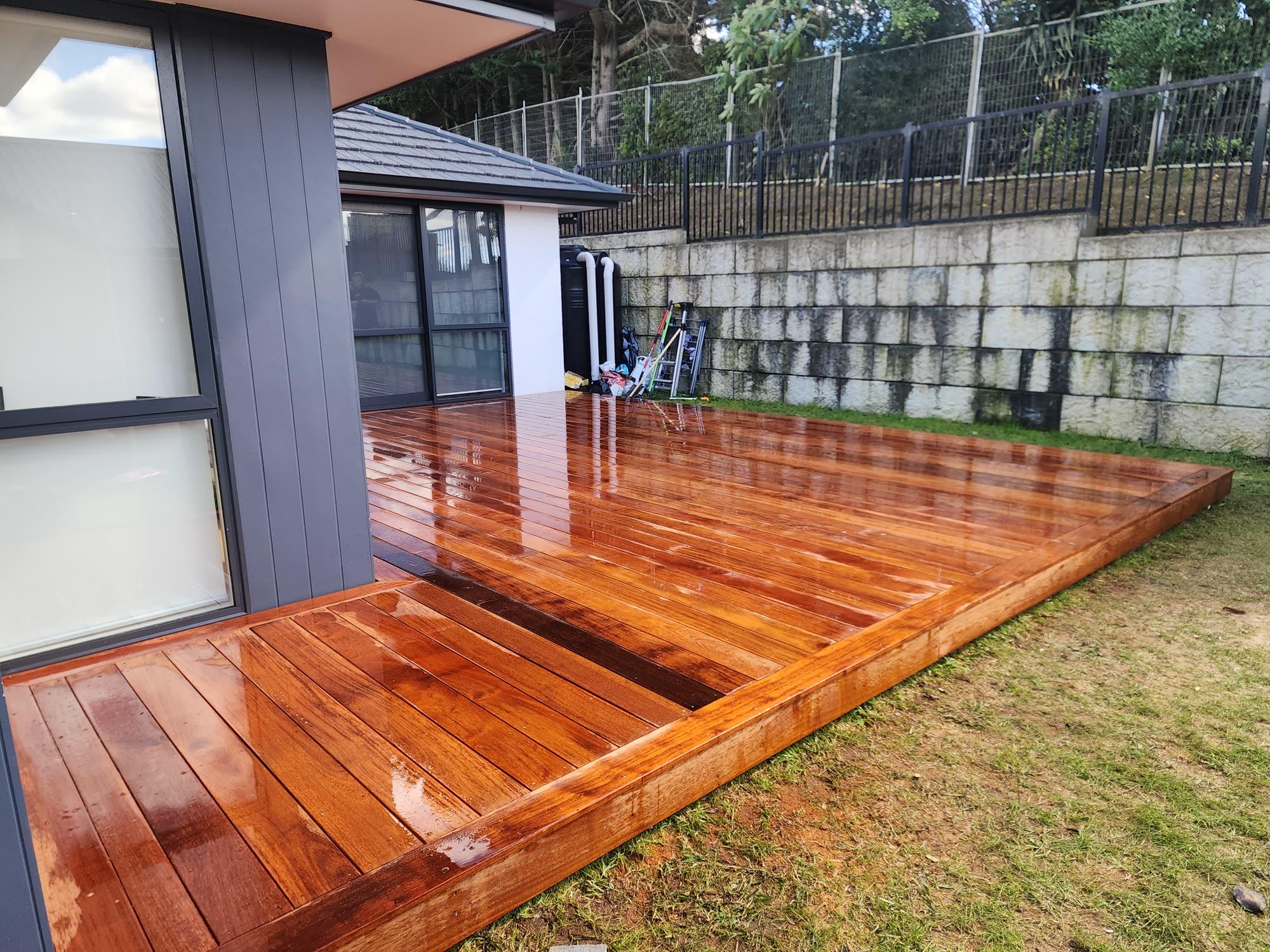 Hardwood deck courtyard: decking photo 03