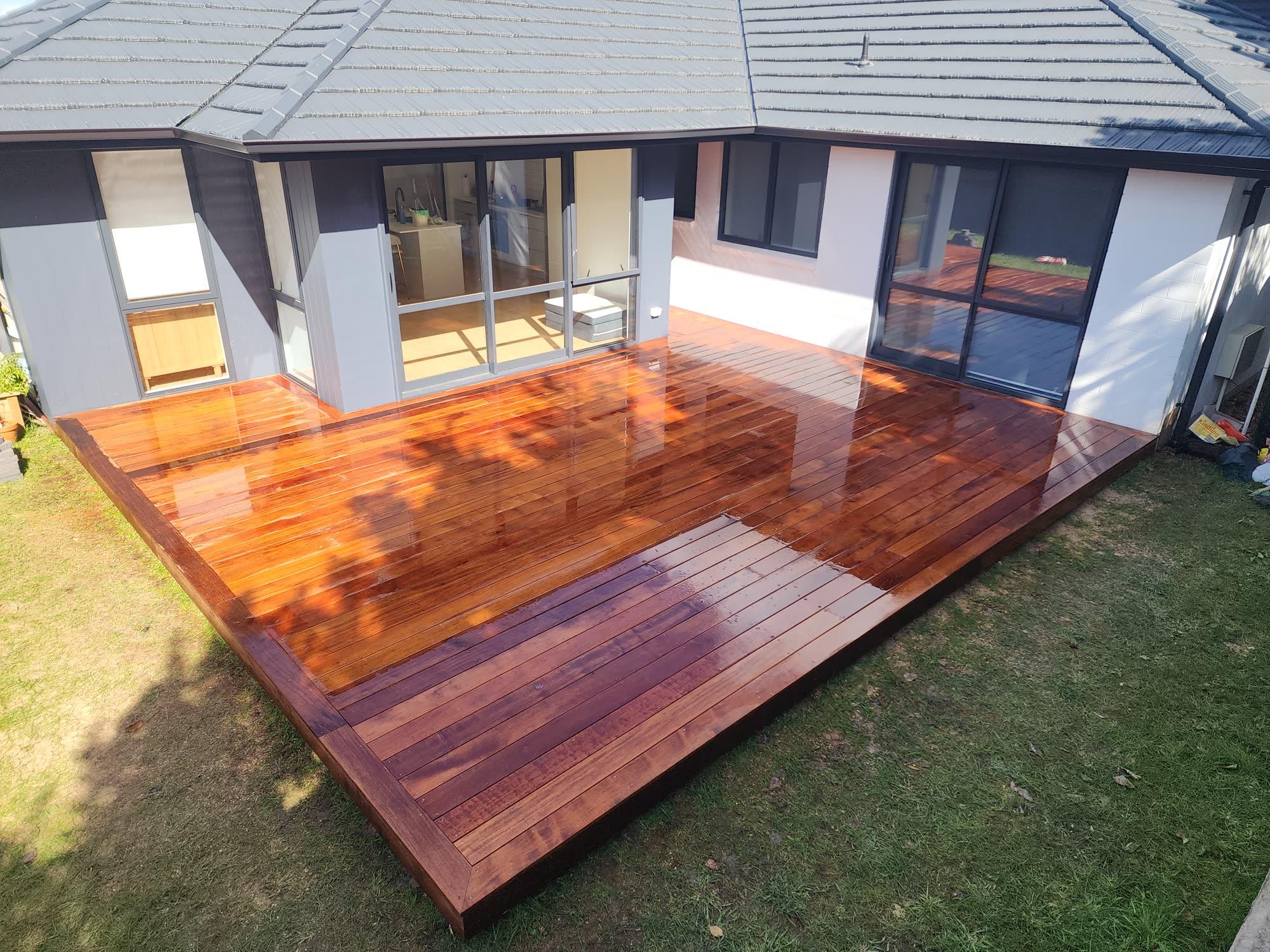 Hardwood deck courtyard: decking photo 04