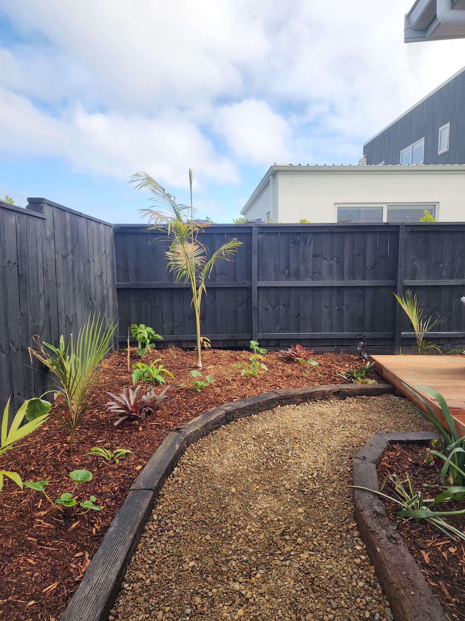 Narrow side garden boardwalk and planting: decking photo 02