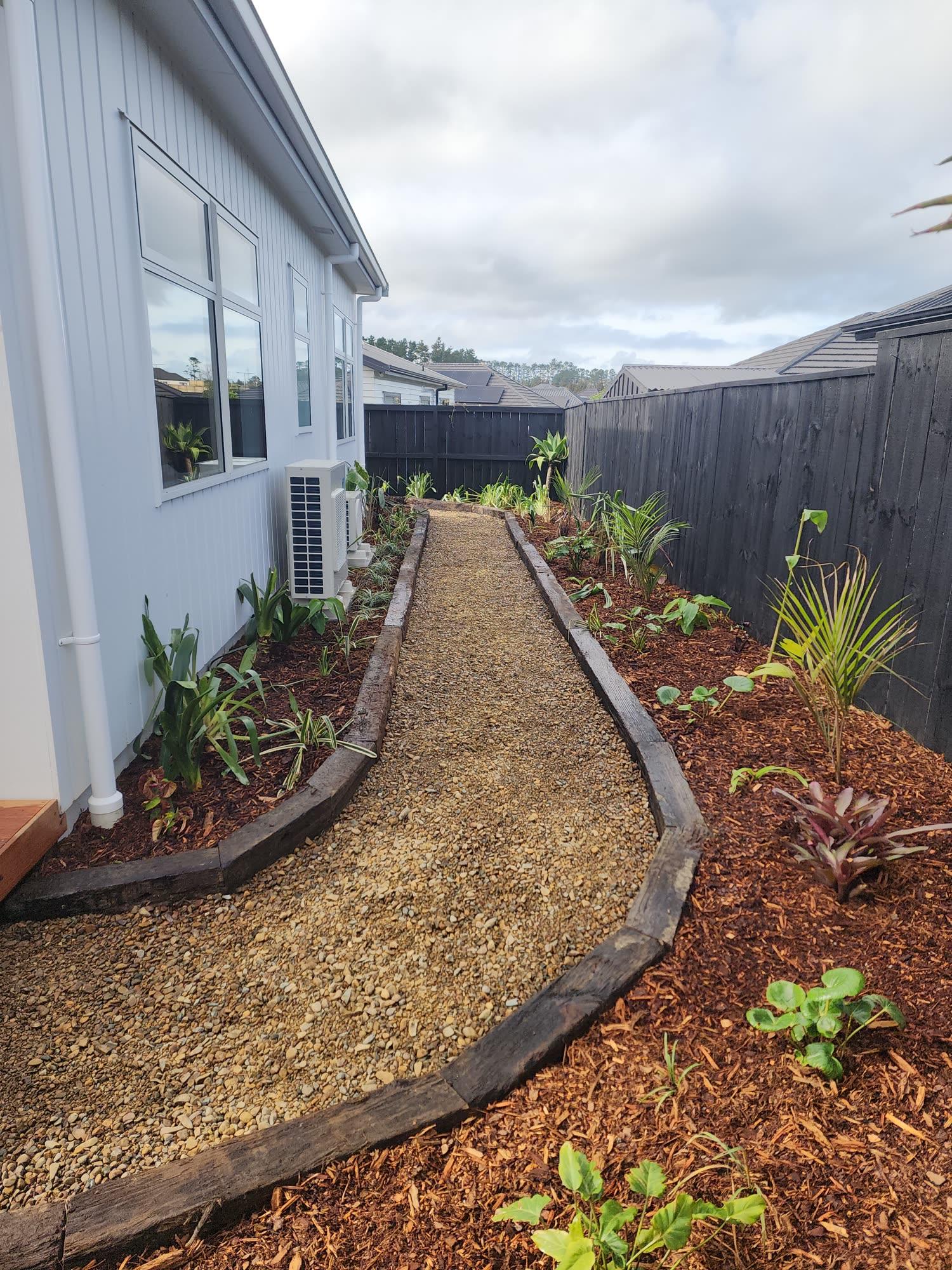 Narrow side garden boardwalk and planting: decking photo 03