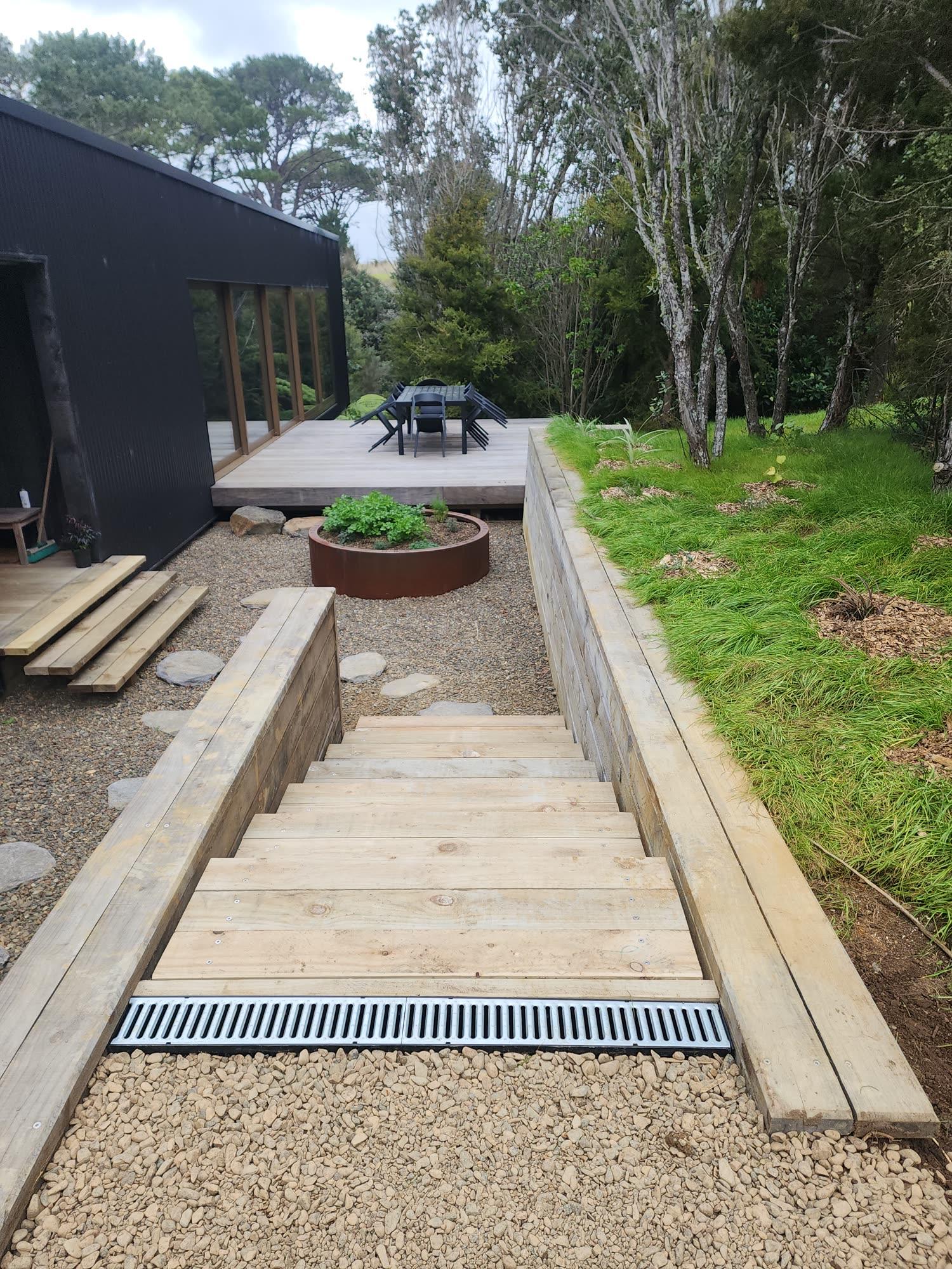 Timber retaining, steps and outdoor access: timber retaining photo 02